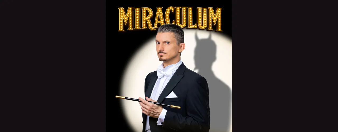 Werbegrafik f&uuml;r die Zaubershow &sbquo;Miraculum&lsquo;: Wolfgang Moser im Frack mit wei&szlig;er Fliege h&auml;lt einen Zauberstab. Hinter ihm erzeugt ein Scheinwerfer einen Schatten mit angedeuteten H&ouml;rnern. Der Titel &sbquo;Miraculum&lsquo; steht gro&szlig; dar&uuml;ber.