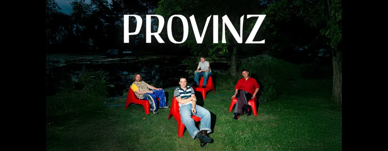 Werbefoto der Band &sbquo;Provinz&lsquo;: Vier Bandmitglieder sitzen auf roten Kunststoffst&uuml;hlen auf einer Wiese an einem Teich. &Uuml;ber der Szene steht gro&szlig; der Schriftzug &sbquo;PROVINZ&lsquo;. Die Aufnahme entstand im Freien bei dunkler Umgebung und Blitzlicht