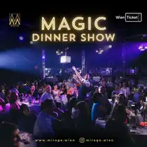 Werbebild f&uuml;r die &sbquo;Magic Dinner Show&lsquo; im Mirage: Ein Artist tritt zwischen zahlreichen G&auml;sten an gedeckten Tischen auf. Die B&uuml;hne ist in violett-blaues Licht getaucht, ein Scheinwerfer beleuchtet den Saal. Logos von Mirage und Wien Ticket sind sichtbar.