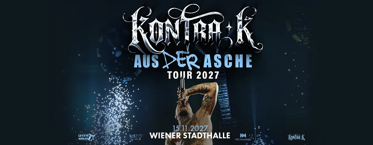 Werbegrafik f&uuml;r die &sbquo;Kontra K &ndash; Aus der Asche Tour 2027&lsquo;: Im Vordergrund steht eine Person auf einer Konzertb&uuml;hne mit Mikrofon, umgeben von B&uuml;hnenlicht und Funkeneffekten. Dar&uuml;ber ist der Tourtitel gro&szlig; dargestellt.