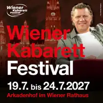 Werbegrafik zum Wiener Kabarettfestival: Vor der Kulisse des Wiener Rathauses sitzt eine Person auf einem roten Sessel. Im Bild stehen die Veranstaltungsdaten 19. bis 24. Juli 2027 sowie der Veranstaltungsort Arkadenhof im Wiener Rathaus.