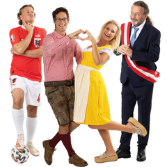 Vier Personen in unterschiedlichen Outfits stehen vor hellem Hintergrund. Zwei Personen formen mit den H&auml;nden ein Herz, eine Person tr&auml;gt Sportkleidung mit Fu&szlig;ball, eine weitere einen Anzug mit rot-wei&szlig;em Band.
