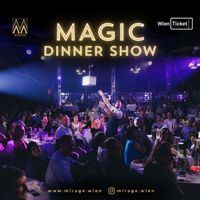 Werbebild f&uuml;r die &sbquo;Magic Dinner Show&lsquo; im Mirage: Ein Artist tritt zwischen zahlreichen G&auml;sten an gedeckten Tischen auf. Die B&uuml;hne ist in violett-blaues Licht getaucht, ein Scheinwerfer beleuchtet den Saal. Logos von Mirage und Wien Ticket sind sichtbar.
