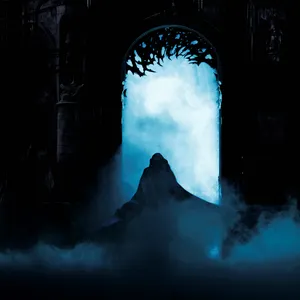 Eine dunkel gekleidete Gestalt steht vor einem hell erleuchteten Tor in einer gotisch anmutenden Kulisse. Blauer Nebel bedeckt den B&uuml;hnenboden und pr&auml;gt die mystische Stimmung der Inszenierung