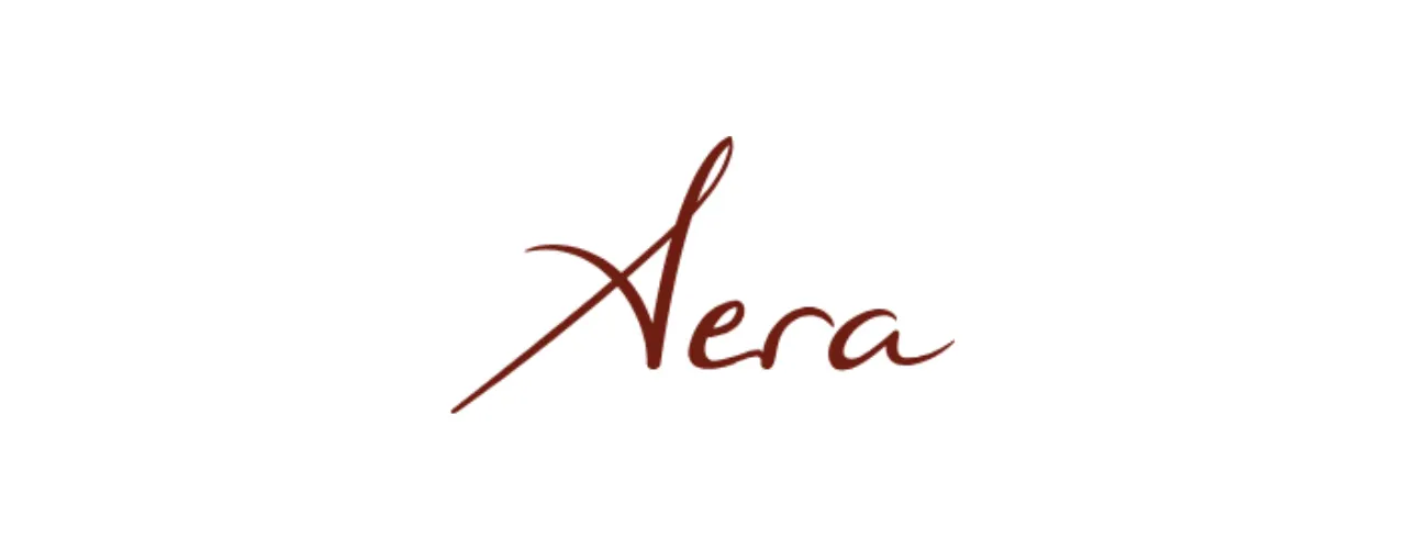 Wei&szlig;er Hintergrund und in roter Schrift "Aera" geschrieben
