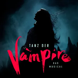 Werbemotiv f&uuml;r &sbquo;Tanz der Vampire &ndash; Das Musical&lsquo; mit Silhouette vor nebliger, dunkler Kulisse.&ldquo;<br />Ausf&uuml;hrlicher: &bdquo;Atmosph&auml;risches Werbemotiv f&uuml;r das Musical &sbquo;Tanz der Vampire&lsquo;: Vor einem dunkelblauen, nebligen Hintergrund mit felsigen Konturen ist die Silhouette einer Person zu sehen. Im Vordergrund steht der Schriftzug &sbquo;Tanz der Vampire &ndash; Das Musical&lsquo; in roter und wei&szlig;er Typografie.